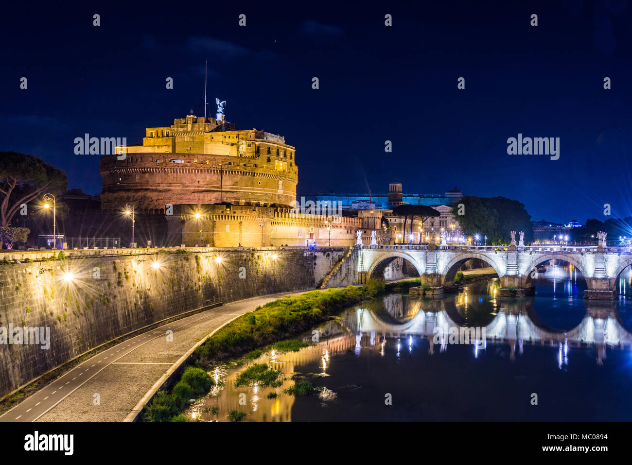 Sant Angelo in Italia a Roma di notte. Foto Stock