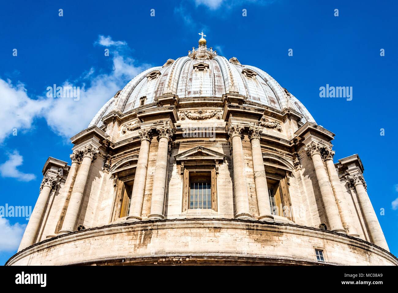 Verso l'alto vista della basilica di San Pietro cupola. Foto Stock