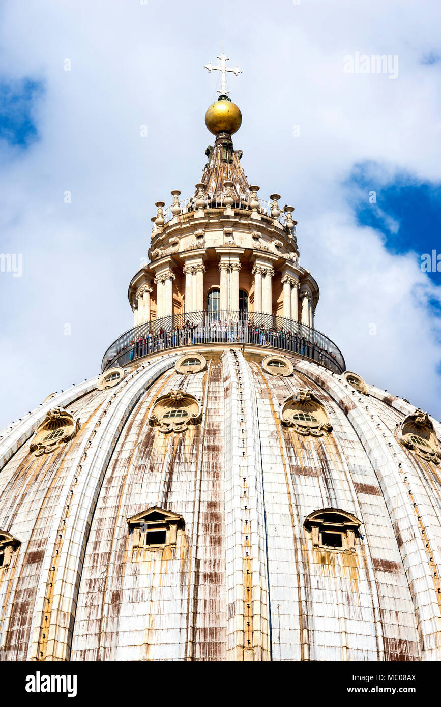 Verso l'alto vista della basilica di San Pietro la cupola con i turisti in gita sulla parte superiore. Foto Stock