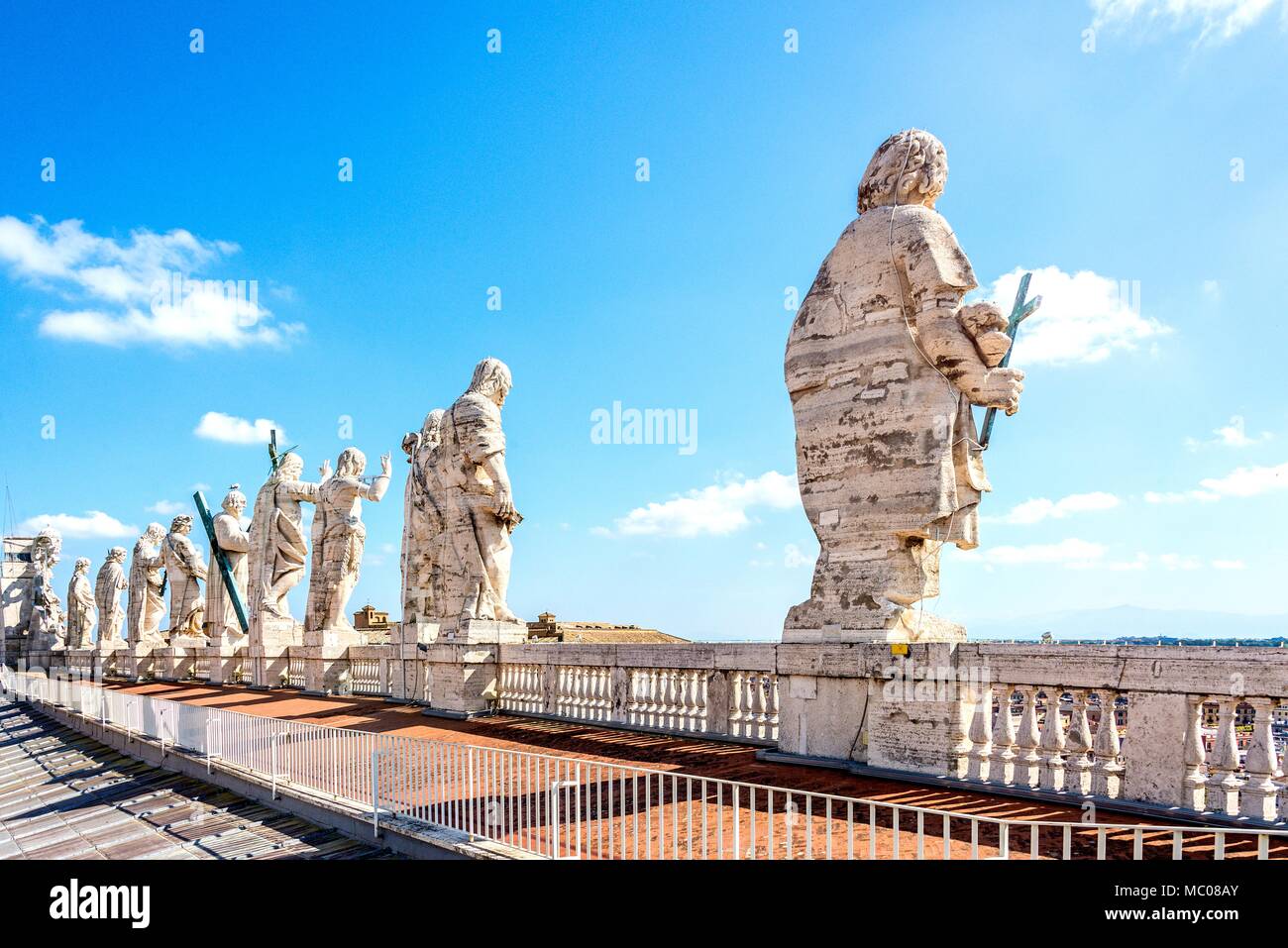 Vista posteriore di sculture di dodici santi nella parte superiore della basilica di San Pietro in Vaticano. Foto Stock