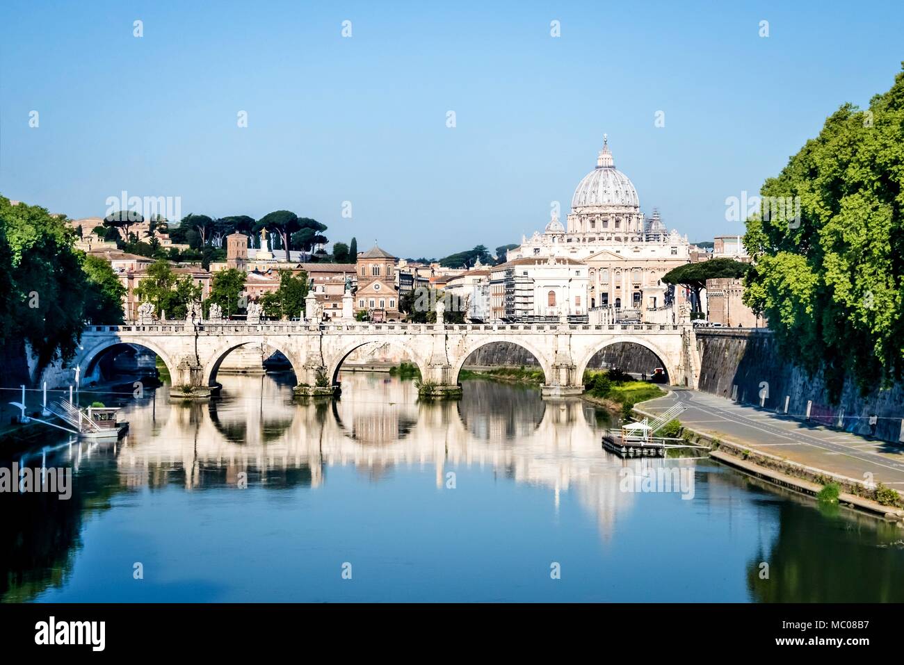 Vista della basilica di San Pietro dal fiume Tevere a Roma, Italia. Foto Stock