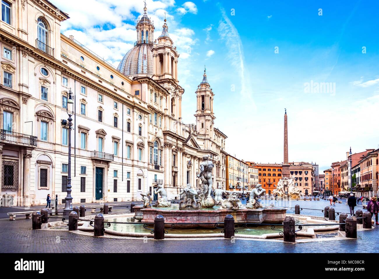 La famosa piazza Navona /Piazza Navona/. Sant' Agnese la chiesa e la Fontana del Moro di fronte. Foto Stock