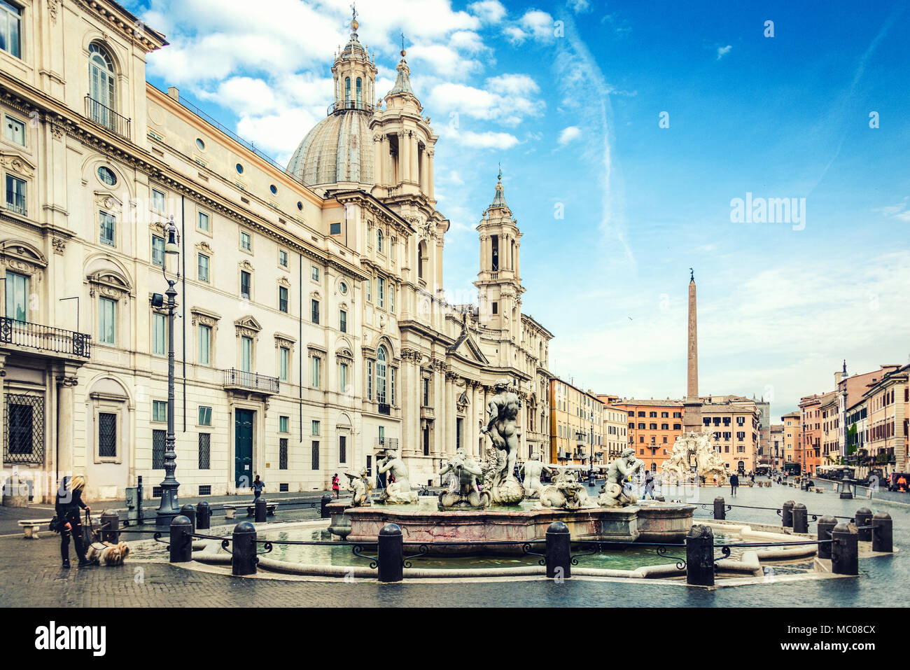 La famosa piazza Navona /Piazza Navona/. Sant' Agnese la chiesa e la Fontana del Moro di fronte. Foto Stock