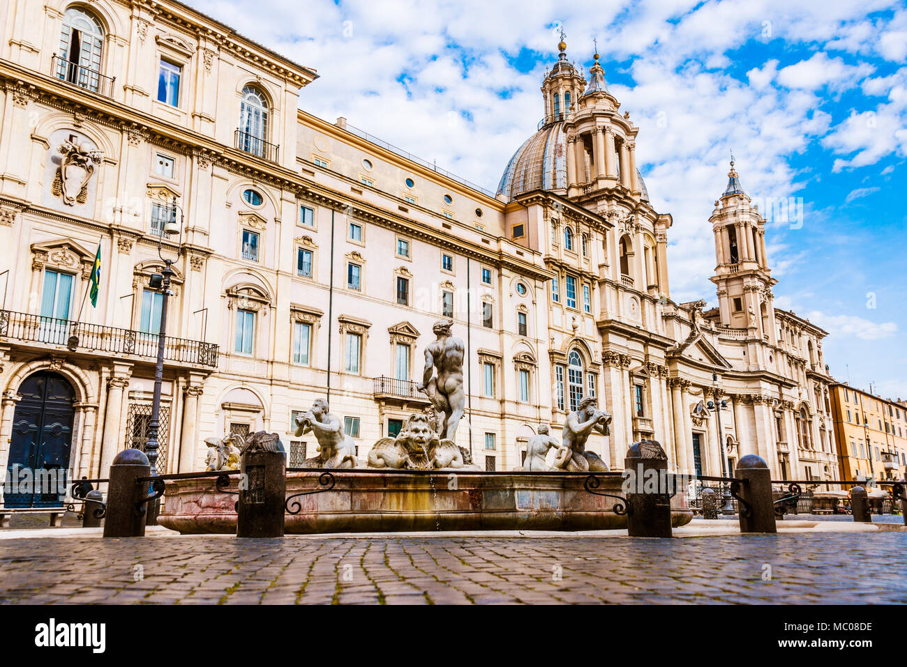 La famosa piazza Navona /Piazza Navona/. Sant' Agnese la chiesa e la Fontana del Moro di fronte. Foto Stock