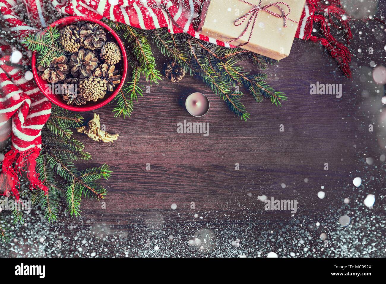 Vista superiore della decorazione di Natale - rosso ciotola piena di abeti-coni, confezione regalo avvolti in carta kraft, Golden Angel, rami di pino, candela e di colore rosso e bianco Foto Stock