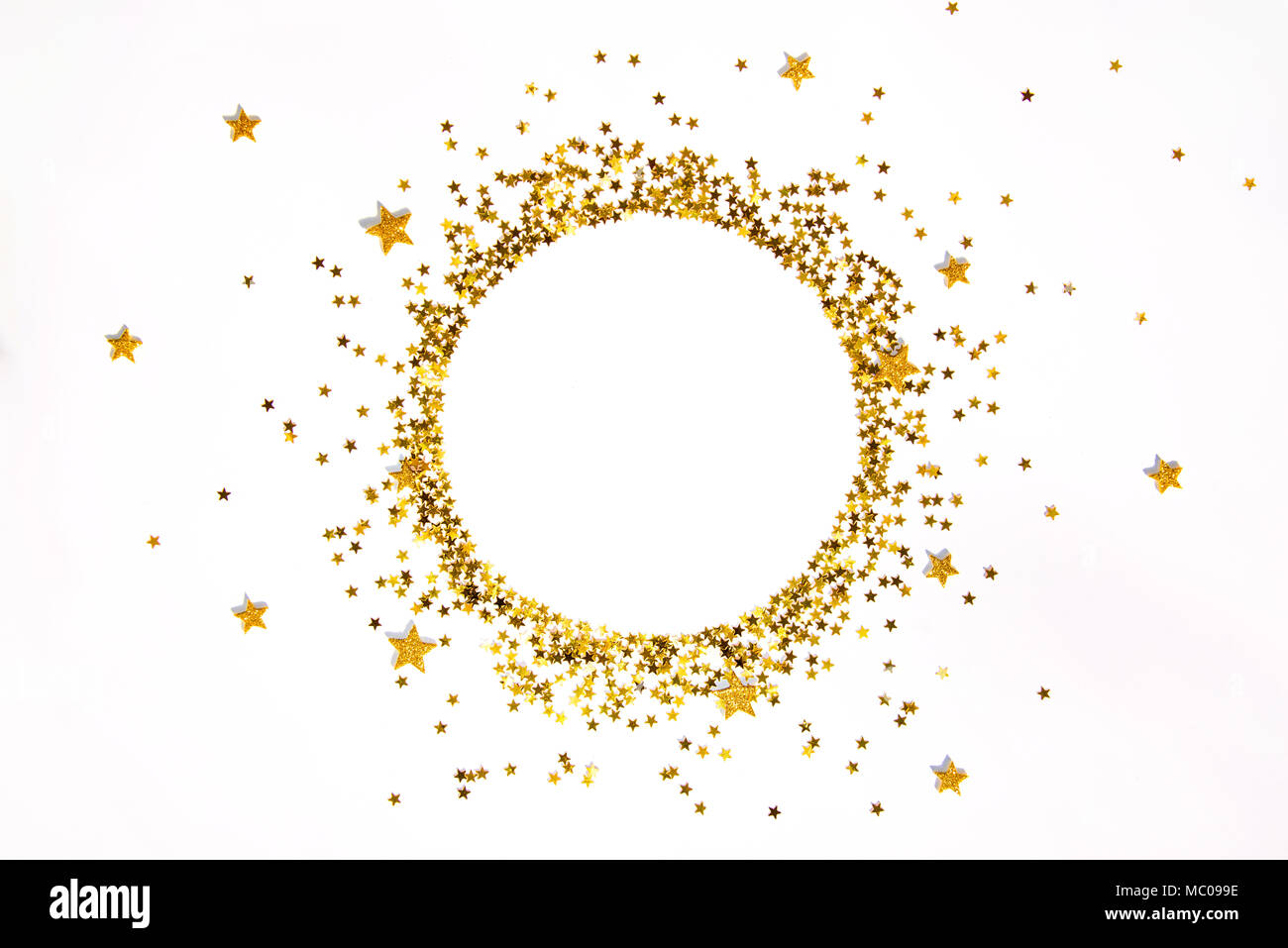 A forma di stella golden paillettes telaio disposti in cerchio. Foto Stock