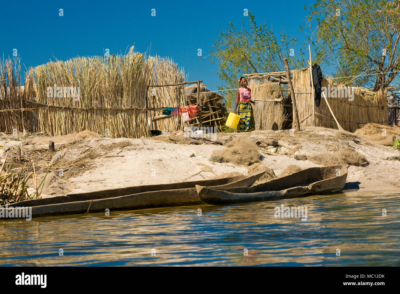 Villaggio di Pescatori di ZORI in paglia di riso con persone in precedenza dallo Zambia, che hanno migrato al fiume Zambezi su la Caprivi Strip, nel nordest della Namibia, Africa Foto Stock