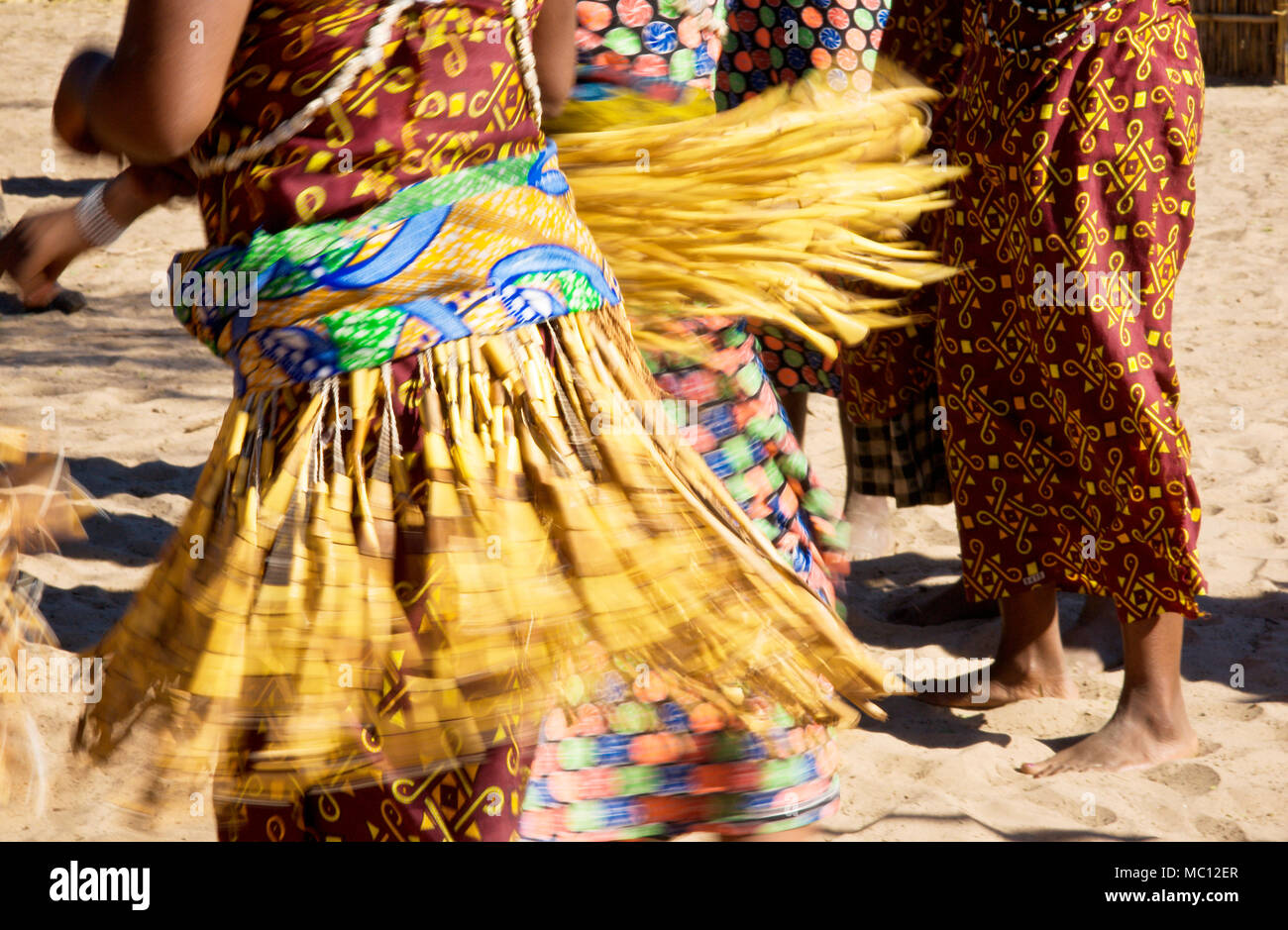 Gli abitanti di un villaggio di dancing in motion, Kxoe village, fiume Kwando area, Caprivi Strip, est della Namibia, Africa Foto Stock