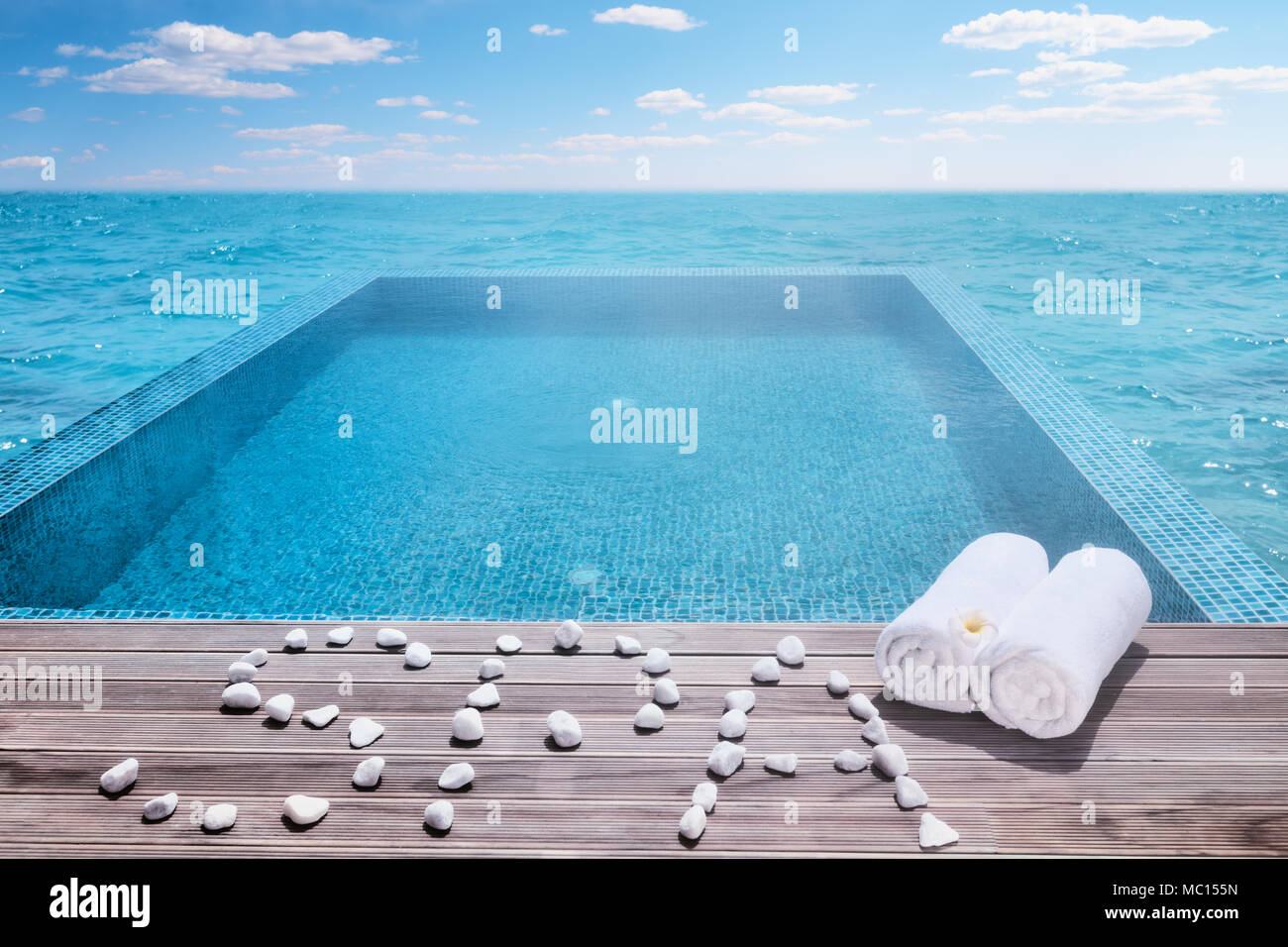 Spa e gli asciugamani da piscina,vista mare. Foto Stock