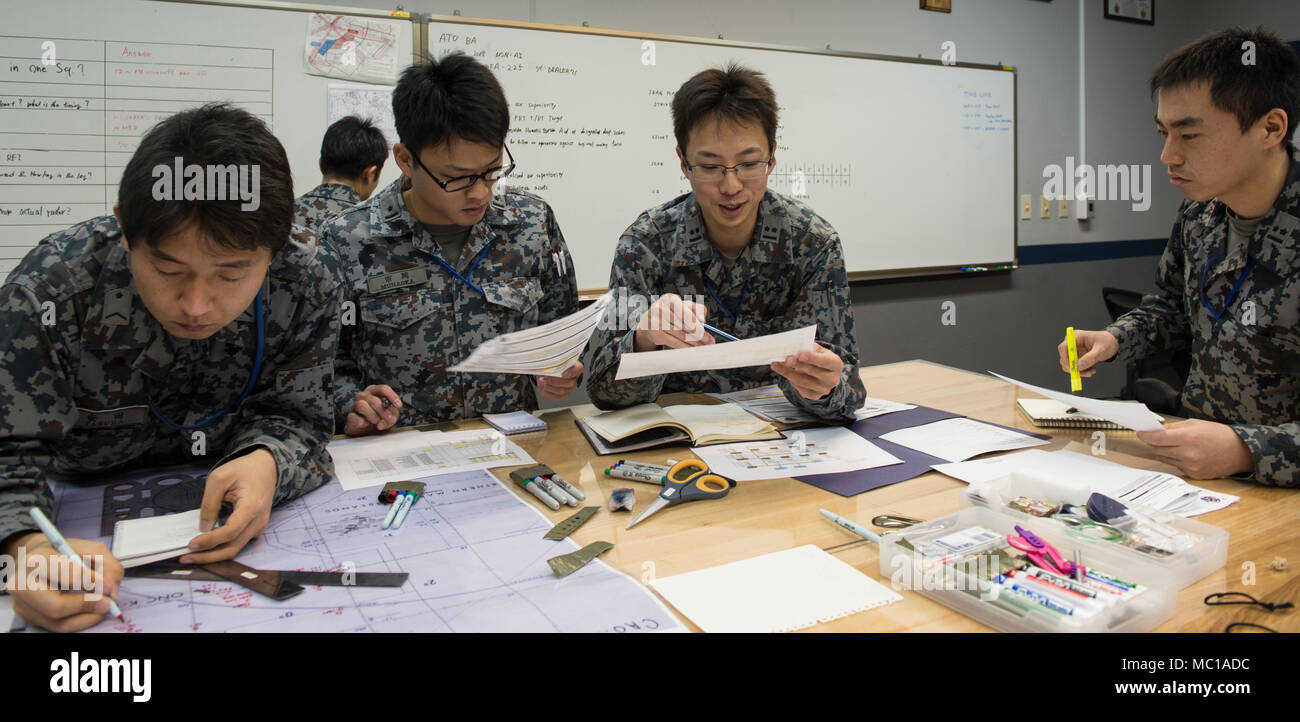 Japan Air Self Defense Force membri familiarizzarsi con lo squadrone di pratiche di livello gen. 11, 2018 a Kadena Air Base, Giappone. La scambio bilaterale con JASDF membri chiave aiuta i giocatori a prepararsi per il prossimo esercizio, far fronte nord. (U.S. Air Force foto di Senior Airman Jessica H. Smith) Foto Stock