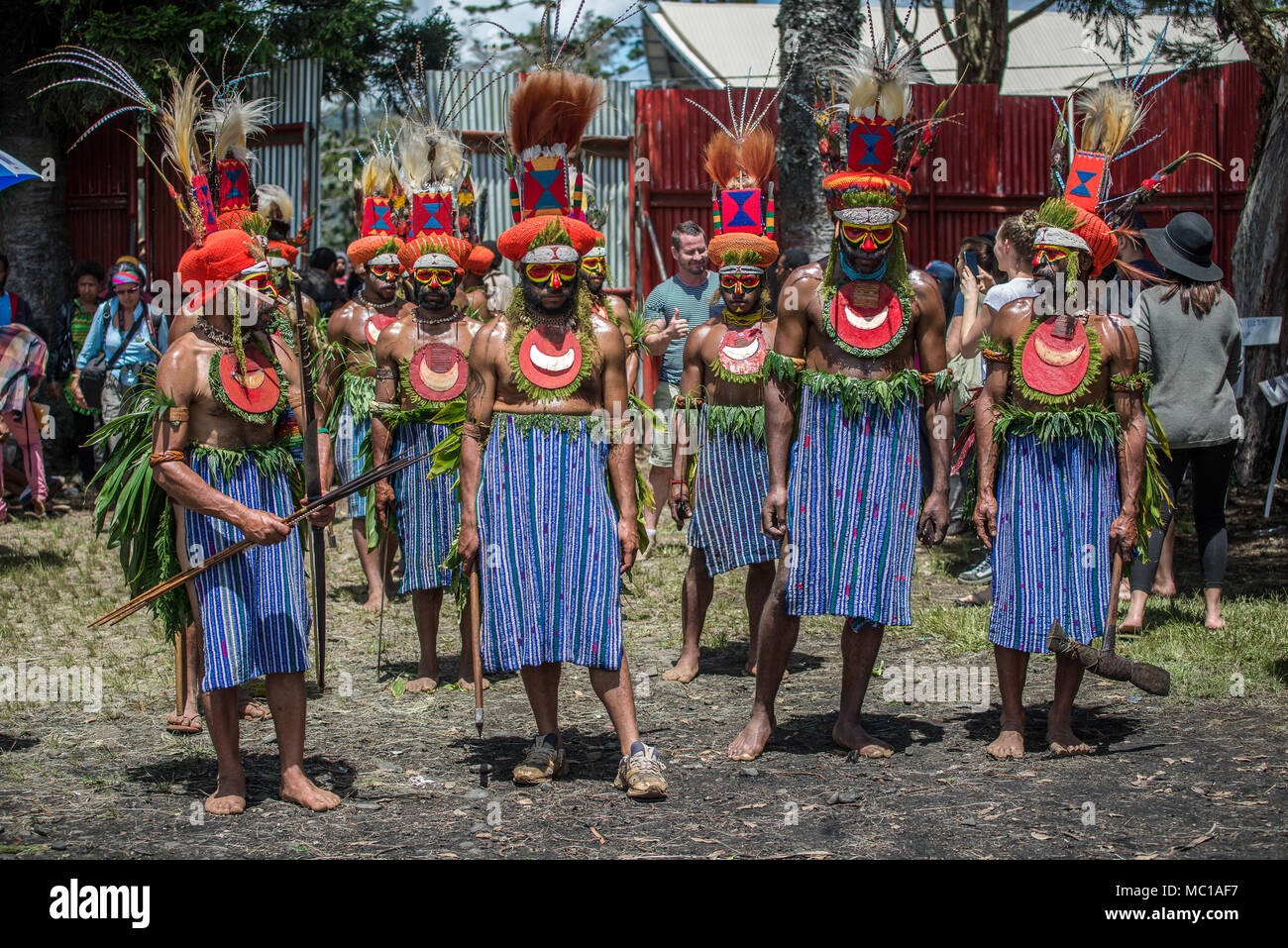 Un gruppo di guerrieri con face painting pronto a parade, Mount Hagen spettacolo culturale, Papua Nuova Guinea Foto Stock