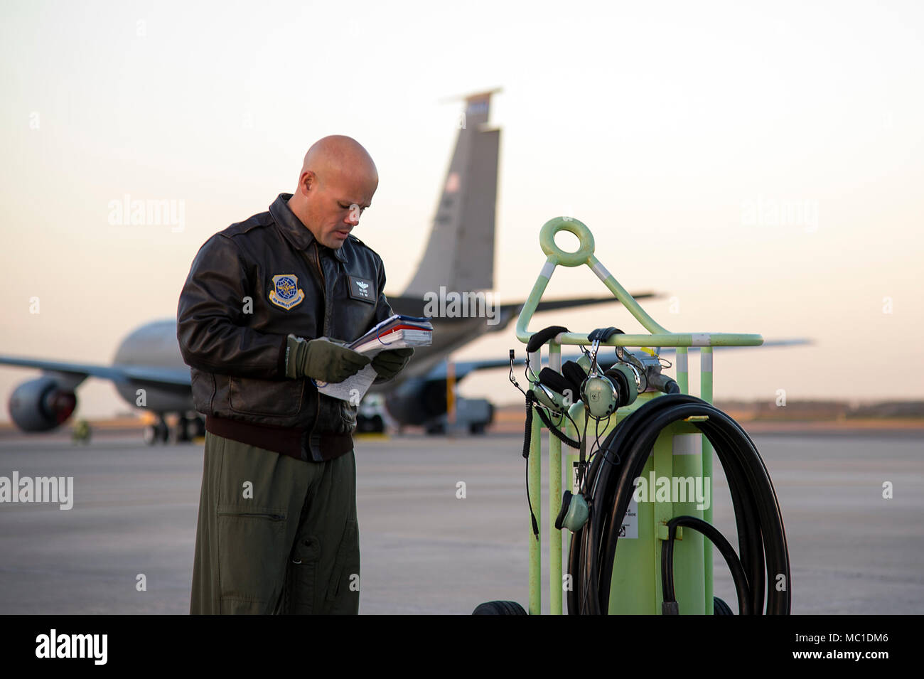 Stati Uniti Air Force Lt. Col. Ricardo Lopez, il cinquantesimo Air Refuelling Squadron (ARS) commander, recensioni l'esterno elenco di controllo di ispezione prima del decollo per il primo cinquantesimo ARS missione di addestramento a MacDill Air Force Base Fla., gen. 16, 2018. Questa missione di formazione è venuto tre mesi dopo il cinquantesimo ARS è stata spostata da Little Rock Air Force Base, Arkansas, portando uno dei più decorate le unità battenti torna a Tampa. (U.S. Air Force foto di Airman 1. Classe Caleb Nunez) Foto Stock