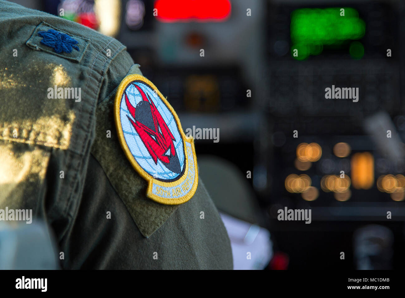 Stati Uniti Air Force Lt. Col. Ricardo Lopez, il cinquantesimo Air Refuelling Squadron (ARS) commander, piloti una KC-135 Stratotanker aerei durante il primo cinquantesimo ARS missione di addestramento a MacDill Air Force Base Fla., gen. 16, 2018. Il cinquantesimo ARS è stata stabilita in Tampa Bay durante la II Guerra Mondiale ed è uno dei più decorate le unità battenti in forza dell'aria. (U.S. Air Force foto di Airman 1. Classe Caleb Nunez) Foto Stock