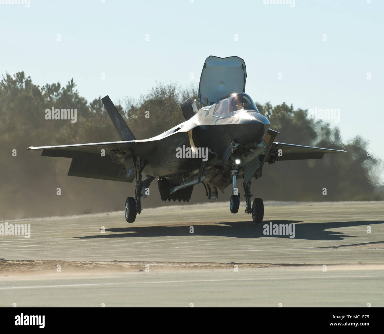 Il Marine Corps' F-35 variante fa un atterraggio verticale gen. 16 al Marine Corps ausiliario di campo di atterraggio boga, North Carolina, durante la superficie inclinata atterraggio verticale test. Con la superficie inclinata prove, il F-35 Patuxent River Integrated Test team forza avvolge il test della F-35B breve decollo/atterraggio verticale busta, portando un passo più vicino alla prima prova di funzionamento e valutazione. Attraverso una serie di atterraggio verticale manovre simulate condizioni expeditionary, il team della fine obiettivo è di ampliare la capacità di combattimento per la F-35B, permettendo sbarchi verticale con rilassata sl Foto Stock