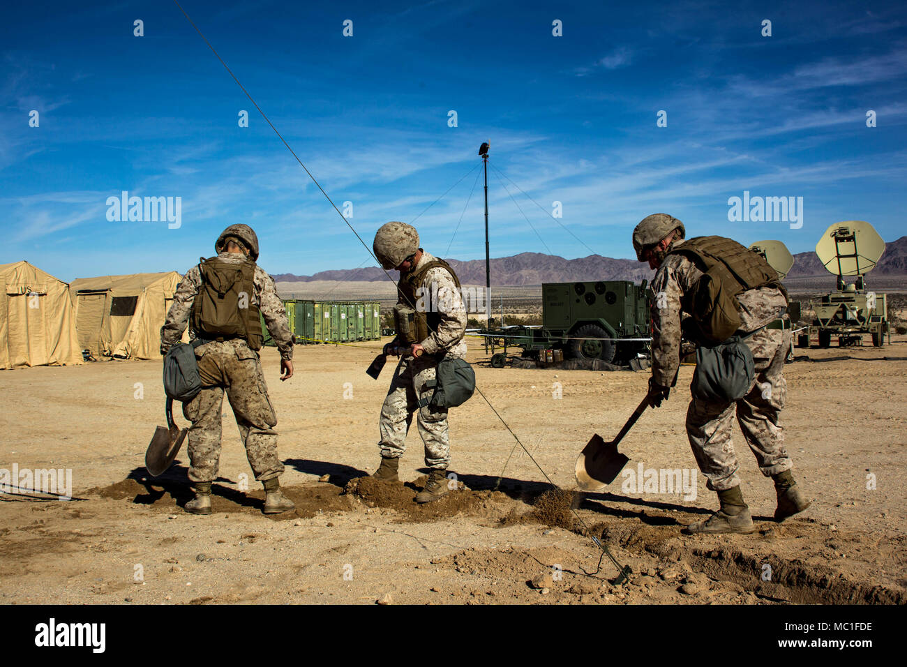 Marines con Marine ala squadrone di comunicazione 38 scavare trincee per fili a Camp Wilson a bordo del Marine Corps Air Ground Centro di combattimento, ventinove Palms, California, 22 gennaio 2018, come una parte di formazione integrata esercizio 2-18. Lo scopo di ITX è creare un impegnativo, addestramento realistico ambiente che produce un combattimento-pronto di forze in grado di operare come un sistema integrato di MAGTF. (Foto fornite da asset di cortesia) Foto Stock