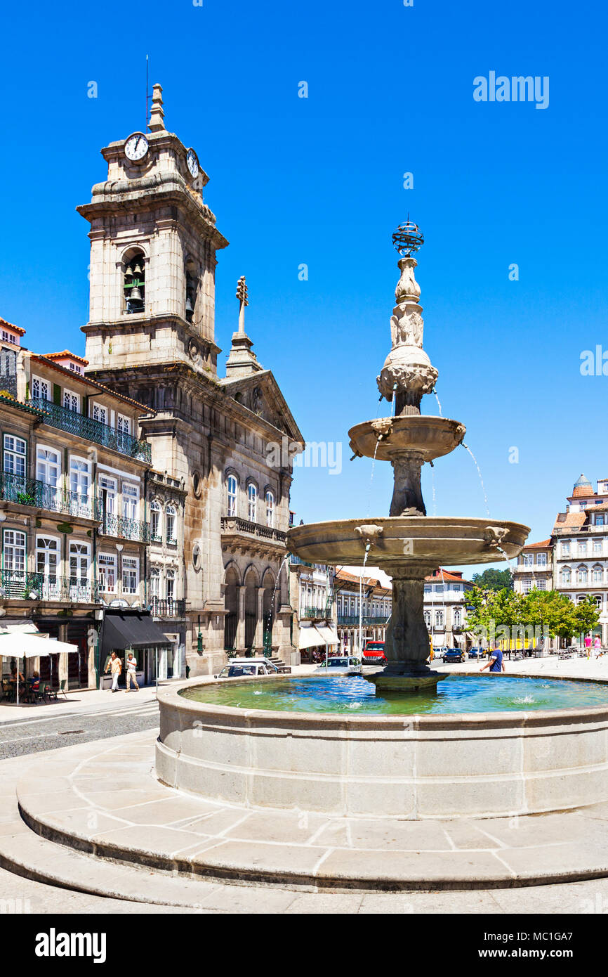 La Fontaine quadrato (Largo do La Fontaine) è uno dei più centrali e importanti piazze Guimaraes, Portogallo Foto Stock