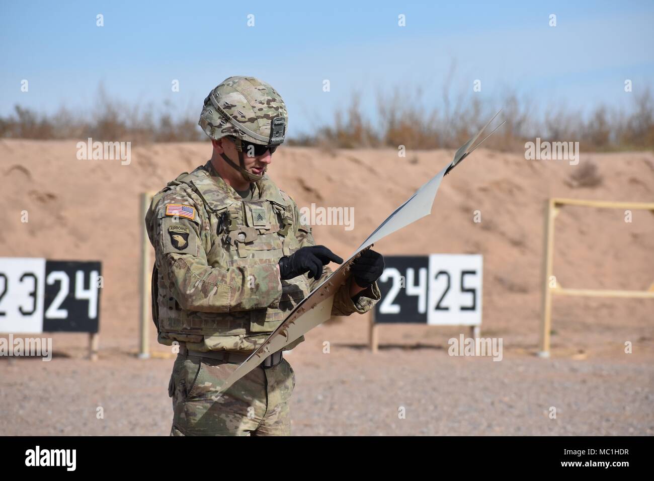 Sgt. Christian verde, assegnati al 2° Stormo, xiii cavalleria, 3° Brigata Team di combattimento, 1° Divisione Corazzate, conta la sua M9 target hit a gamma 54, Doña Ana gamma, N.M., gen. 5. Foto Stock