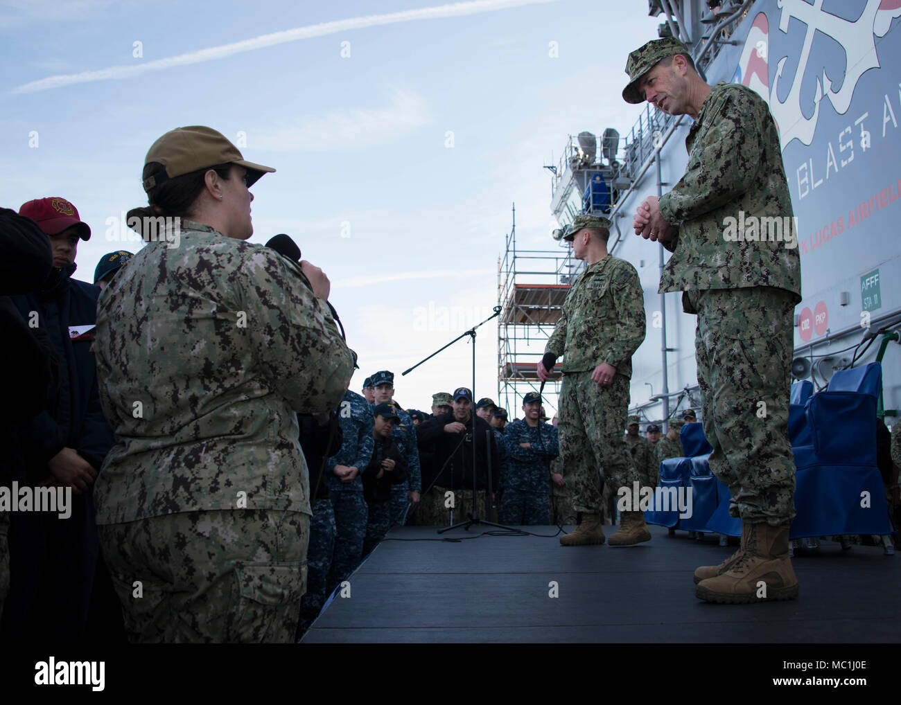 MAYPORT, Fla. (GEN. 24, 2018) Capo di operazioni navali Adm. John M. Richardson ascolta un marinaio la questione durante un tutte le mani con la chiamata a bordo dell'assalto anfibio nave USS Iwo Jima (LHD 7). Durante la chiamata, Richardson e Master Chief Sottufficiali della Marina Steven S. Giordano discusso Iwo Jima di prossima distribuzione e risposto alle domande su argomenti quali l'avanzamento, uniformi, la disponibilità a bordo per tutta la flotta e il Marinaio 2025 Programma. (U.S. Foto di Marina di Massa lo specialista di comunicazione 2a classe Andrew Murray/rilasciato) Foto Stock