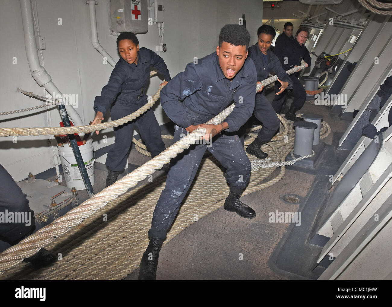 180121-N-YG414-063 Yokosuka, Giappone (GEN. 21, 2018) marinai attaccato per gli Stati Uniti 7 ammiraglia della flotta USS Blue Ridge (LCC 19) heaves in una linea di ormeggio in nave a poppa della stazione di ormeggio in preparazione per la partenza dal molo asciutto. La nave e il suo equipaggio ora entrare in un finale di mantenimento e la fase di training in preparazione per diventare pienamente in grado di missione per le operazioni. (U.S. Foto di Marina di Massa lo specialista di comunicazione di terza classe Patrick Semales/rilasciato) Foto Stock