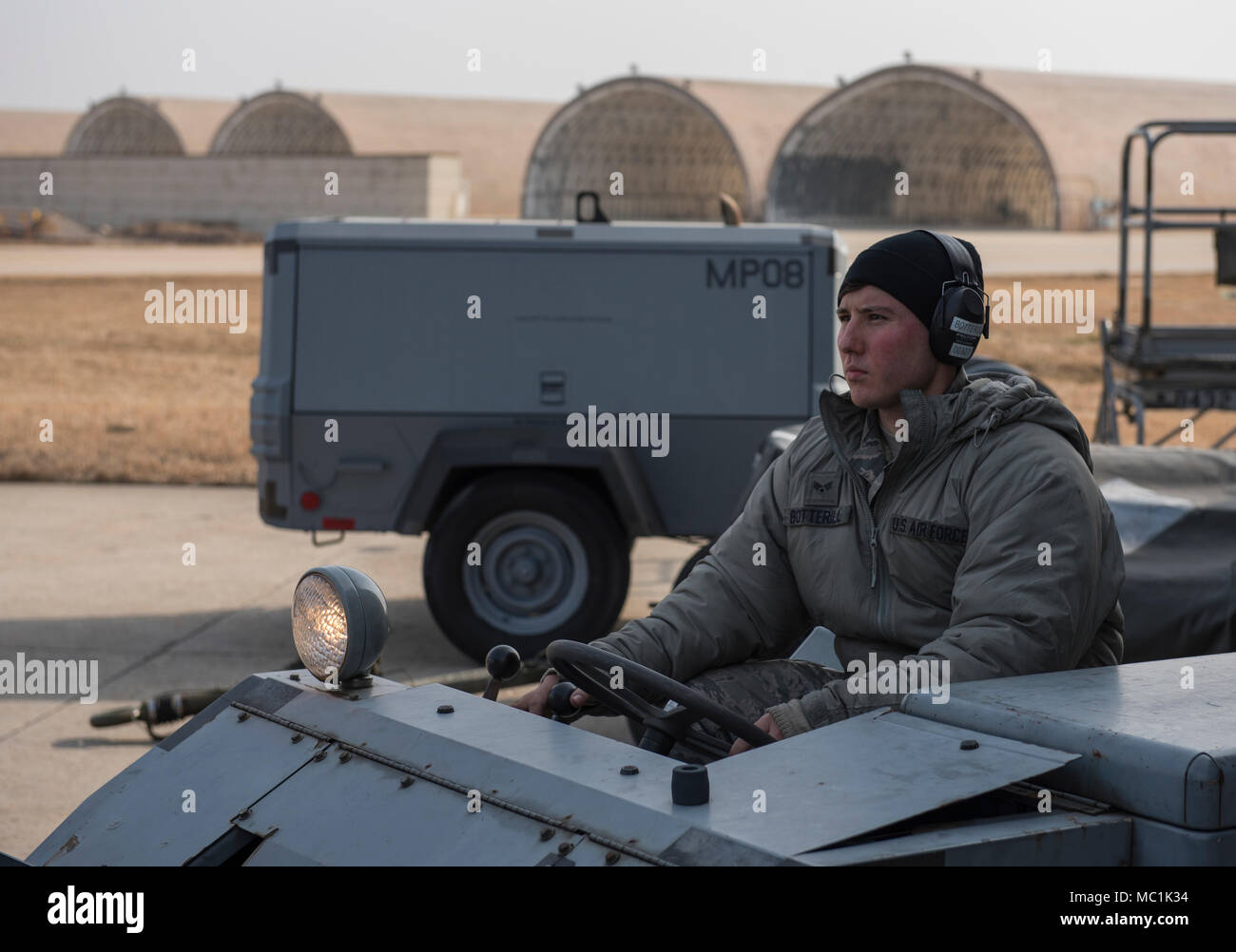 Stati Uniti Air Force Senior Airman David Botterill, 8 Manutenzione aeromobili squadrone carico di armi membro di equipaggio, si prepara a caricare un F-16 Fighting Falcon durante una generazione di aeromobili esercizio a Kunsan Air Base, Repubblica di Corea, 22 gennaio 2018. I membri di equipaggi di carico con precisione e prontamente caricato oltre dieci aeromobili in sotto 12 ore confermando la aviatori la capacità di meglio effettuare un concetto di operazioni. Generazioni di aeromobili sono simulati su una base regolare per confermare il lupo Pack la capacità di mantenere la disponibilità di missione a tutti i tempi. (U.S. Air Force foto di Tech. Sgt. Josh Rosales/Re Foto Stock