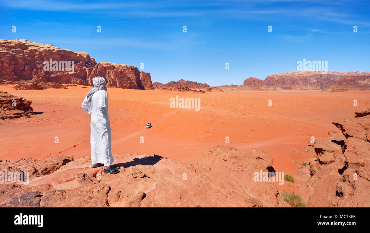 Paesaggio con beduina locale uomo, Wadi Rum Desert, Giordania Foto Stock