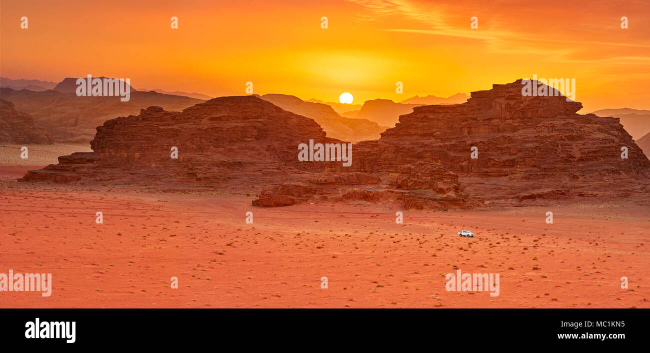 Wadi Rum Desert al tramonto, Giordania Foto Stock