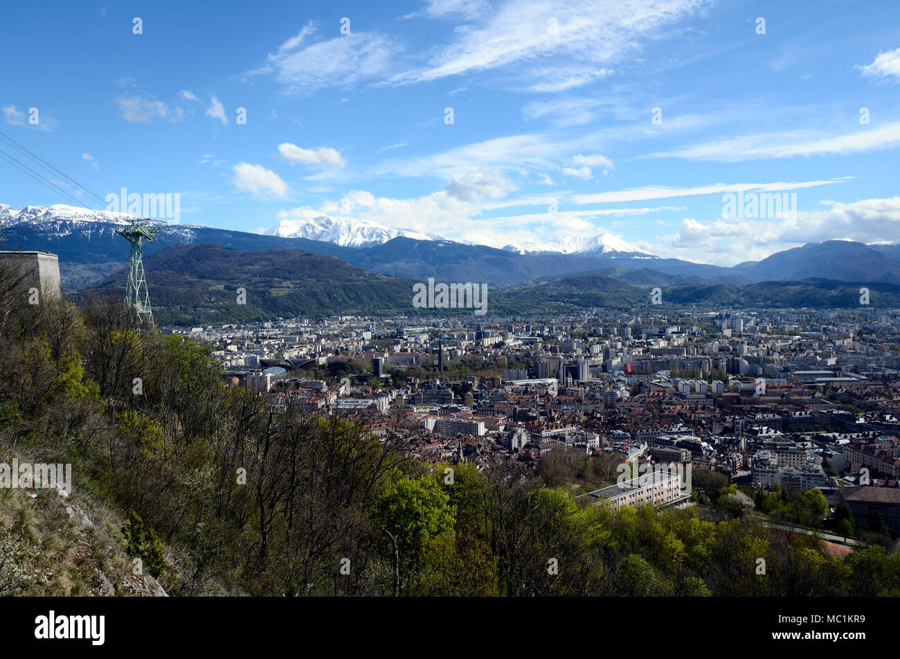 La città di Grenoble panoramica paesaggio panorama sulla città, edifici e montagne innevate, nell'Isere, Francia Foto Stock