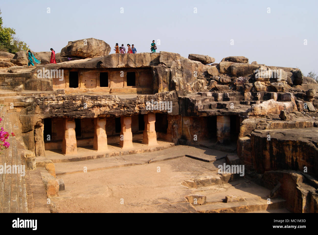 Rani Gumpha "Grotta della Regina' più famose grotte di Udayagiri e Khandagiri antica meraviglia architettonica a Bhubaneswar Odisha India Foto Stock