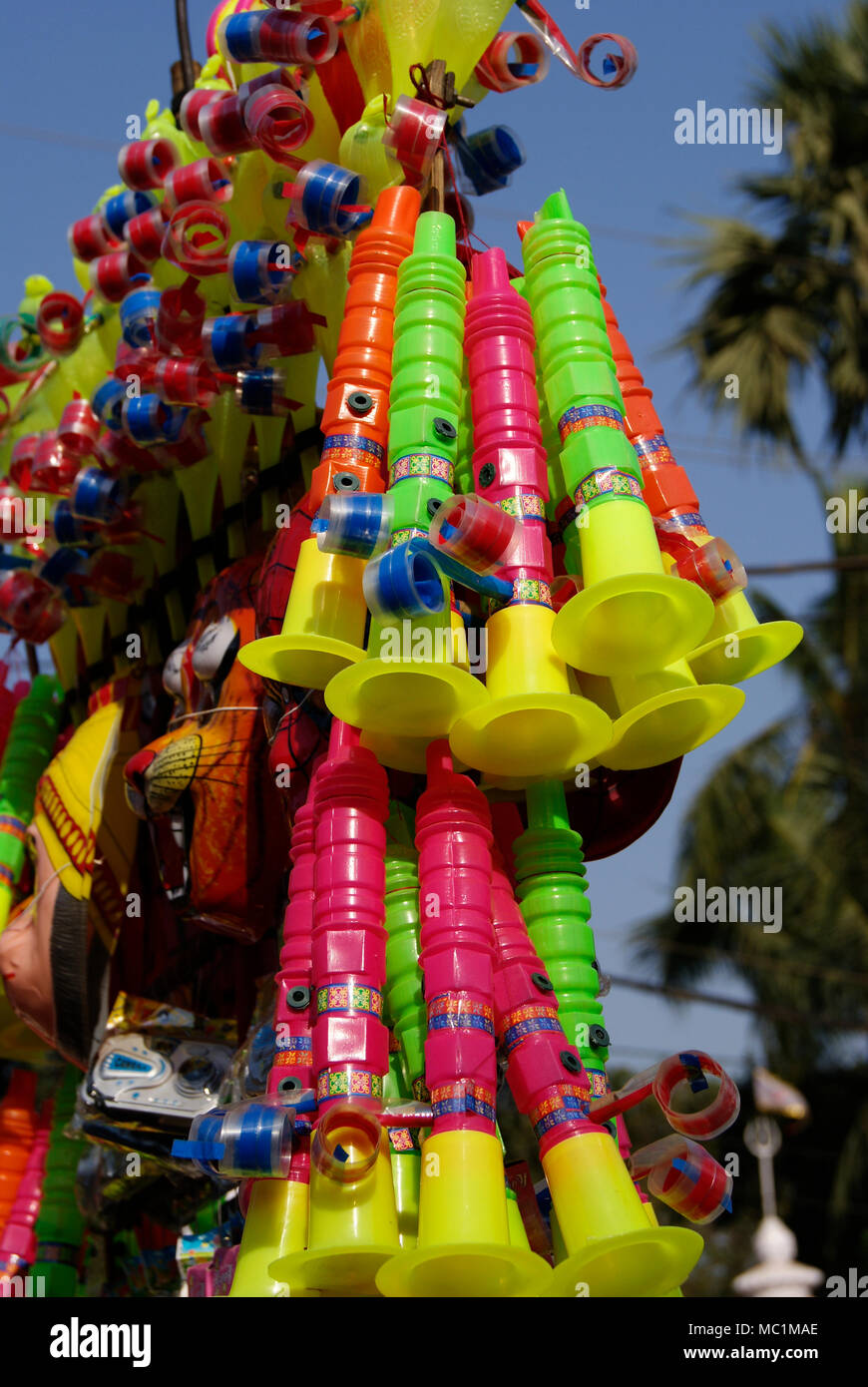 Immagine ravvicinata di giocattoli economici e di plastica venduti vicino al lato della strada in Kerala, India Foto Stock