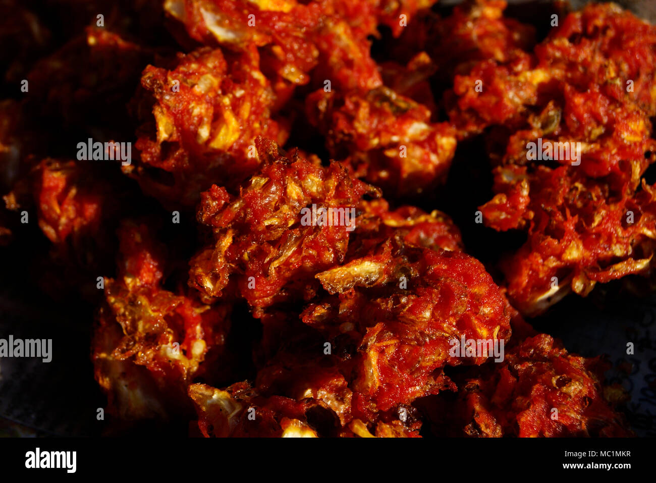 Onion vada cipolla fritti cipolla fritti gnocchi di patate piatto in olio di noce di cocco gustoso street food elemento di India in Odisha India Foto Stock