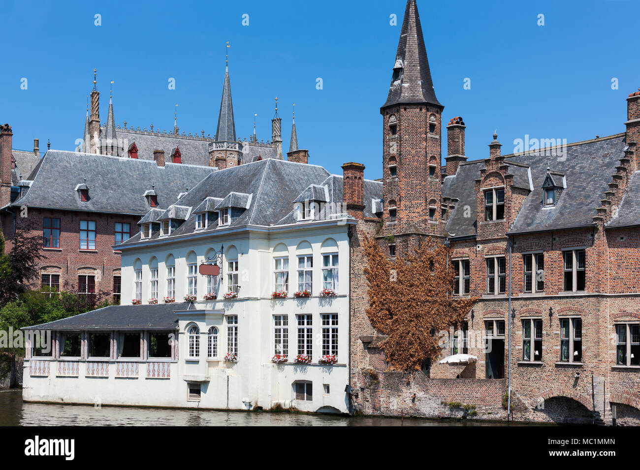 Riverside architettura di stili contrastanti in Bruges Bruges, Belgio Foto Stock