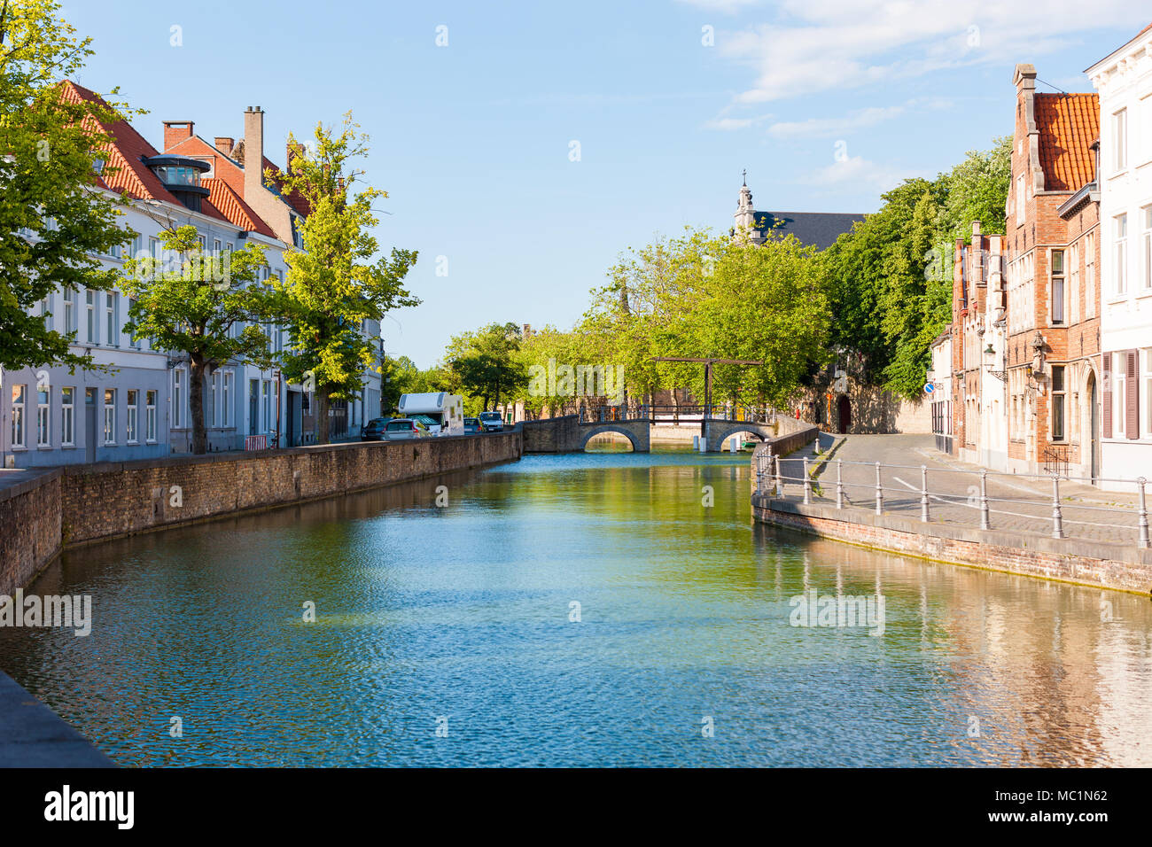 Langerei Canal, una tranquilla area di uno stile di vita lontano dal trafficato centro della città di Bruges Bruges, Belgio Foto Stock