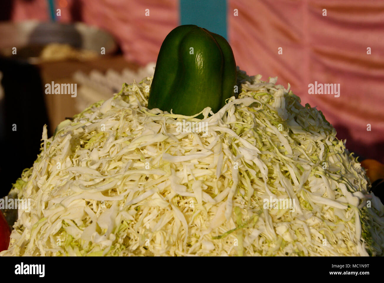 Il capsicum al centro delle fette di cavolo vista dalla strada del mercato alimentare in stallo Odisha India Foto Stock