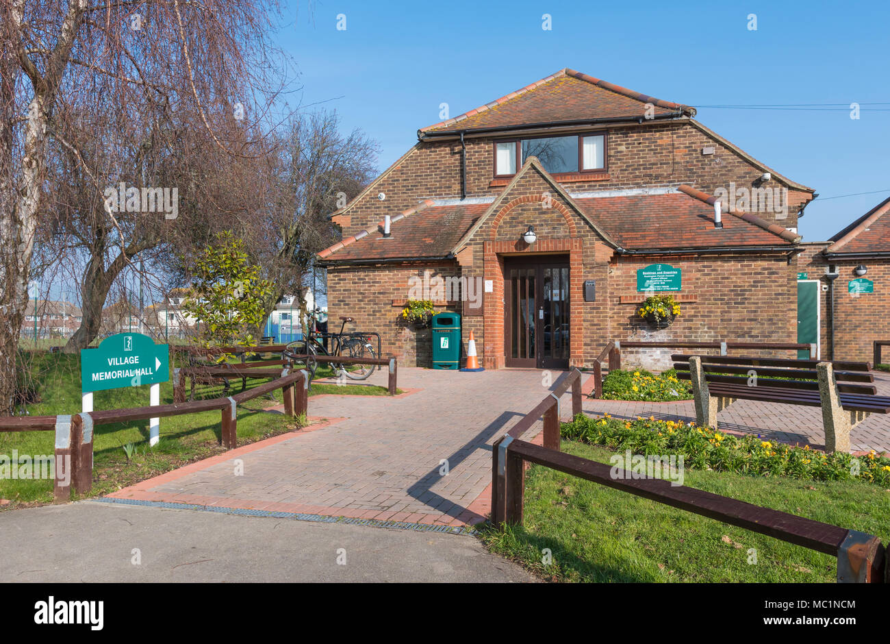 Il Rustington Village Memorial Hall al Woodlands Centro in Rustington, West Sussex, in Inghilterra, Regno Unito. Foto Stock