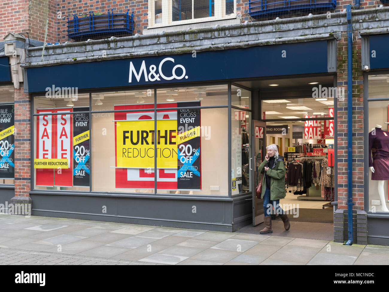 M&Co shop ingresso anteriore in Inghilterra, Regno Unito. Negozio MandCo UK. Negozio di vendita al dettaglio. Foto Stock