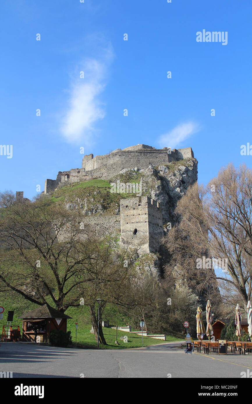 Il castello di Devin - ruderi del castello medievale di Bratislava e posto di parcheggio al di sotto di Foto Stock