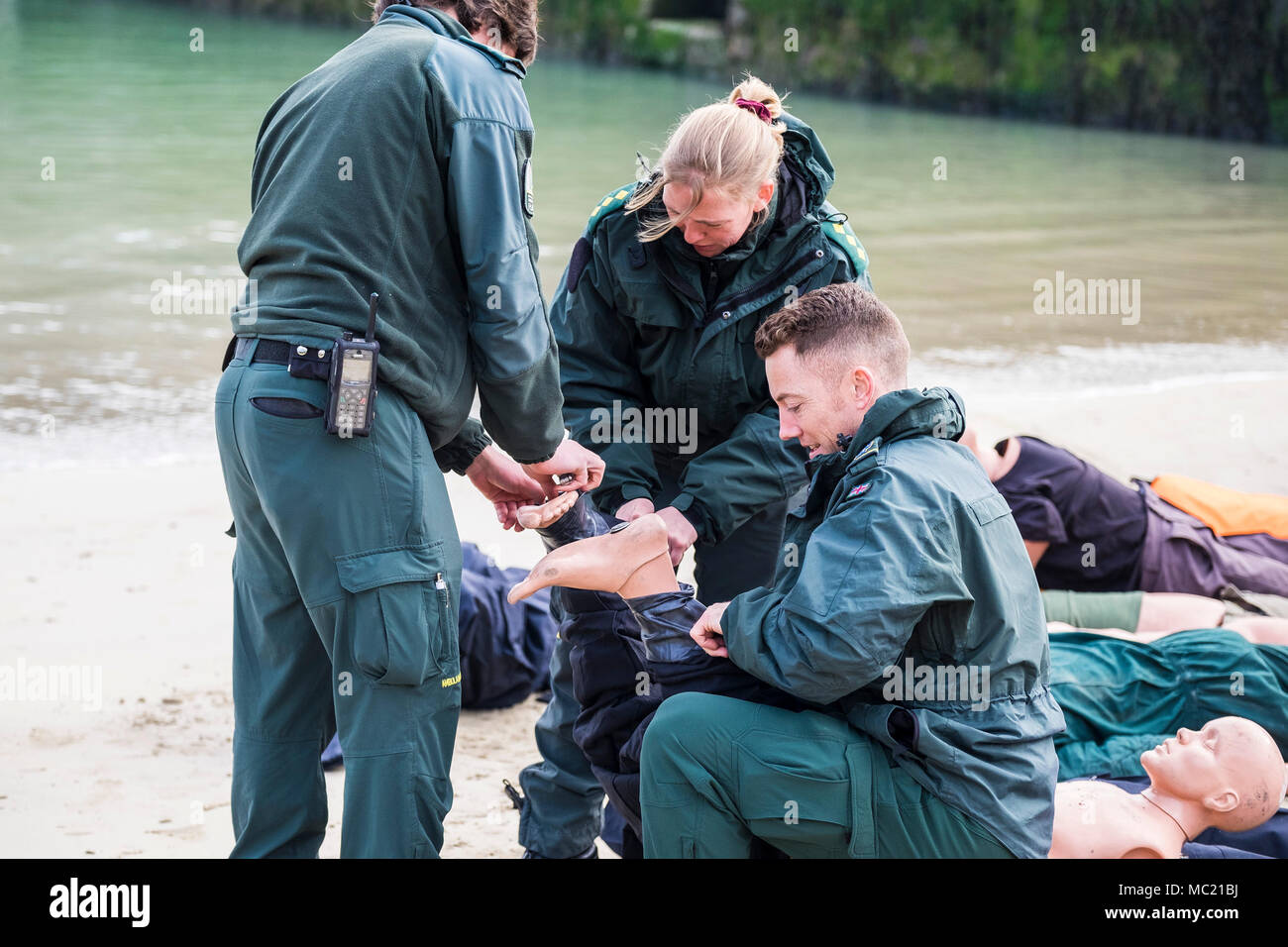 I paramedici la preparazione di manichini per la partecipazione a una GMICE (buona medicina in ambienti impegnativi) incidente grave esercizio in Newquay Harbour. Foto Stock