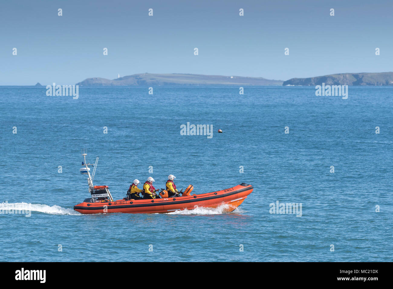 Volontari di Newquay RNLI equipaggio e la loro classe B Atlantic 85 scialuppa di salvataggio che partecipano a un GMICE (buona medicina in ambienti impegnativi) Foto Stock