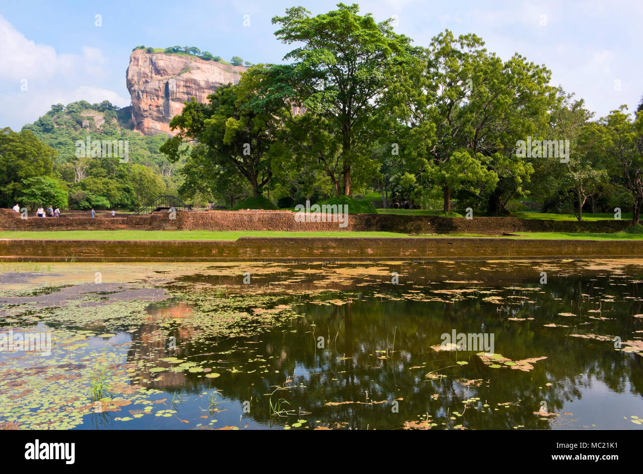 Vista orizzontale di Sigiriya o Lions Rock riflessa nei giardini d'acqua in Sri Lanka. Foto Stock