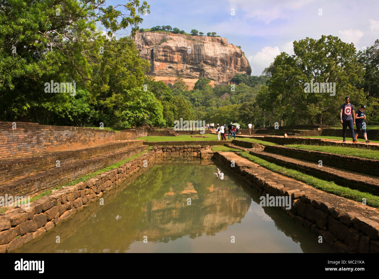Vista orizzontale di Sigiriya o Lions Rock riflessa nei giardini d'acqua in Sri Lanka. Foto Stock