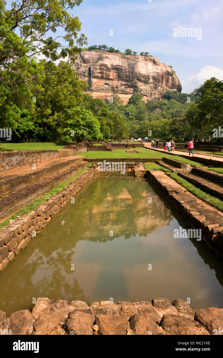 Vista verticale di Sigiriya o Lions Rock riflessa nei giardini d'acqua in Sri Lanka. Foto Stock