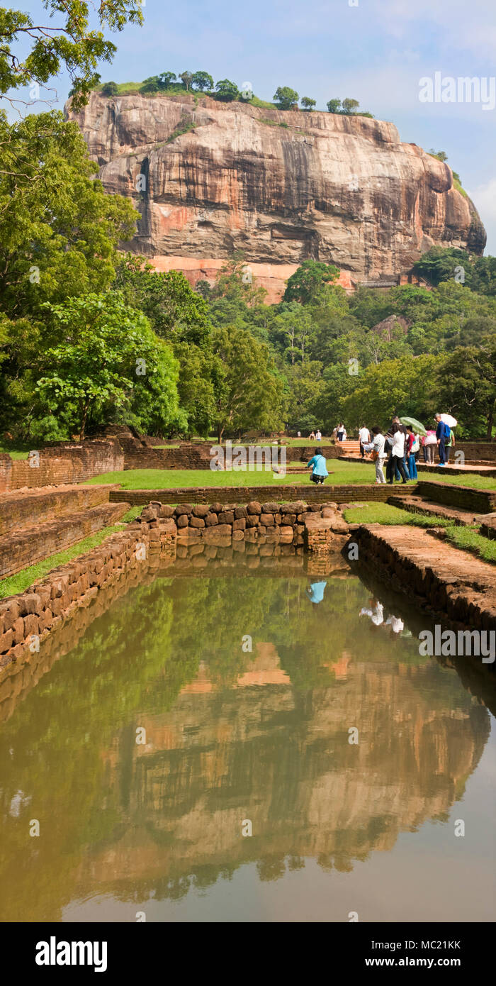 Vista verticale di Sigiriya o Lions Rock riflessa nei giardini d'acqua in Sri Lanka. Foto Stock