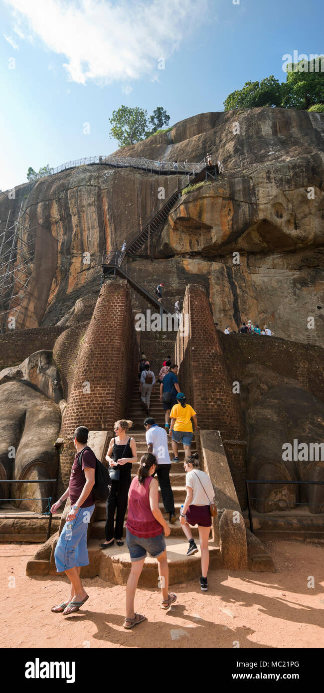 Panoramica verticale di turisti al Lion Gate a Sigiriya o Lions Rock in Sri Lanka. Foto Stock