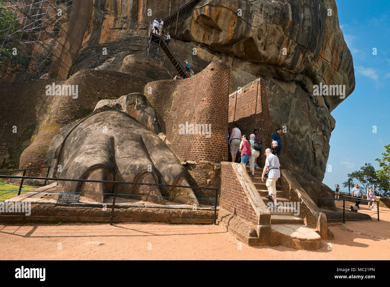 Vista orizzontale della Porta del Leone a Sigiriya o Lions Rock in Sri Lanka. Foto Stock