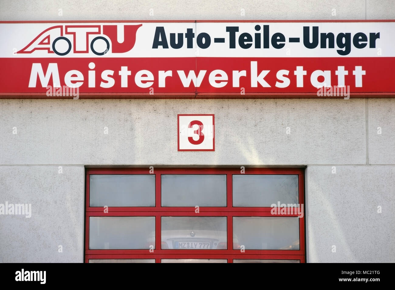 Mainz, Germania - 06 Aprile, 2018: la società segno del garage e caricatore pneumatico ATU Ricambi Auto Unger, sopra un garage on April 06, 2018 in Mainz. Foto Stock