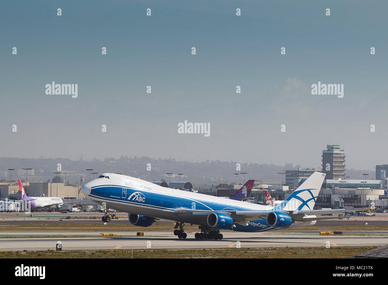 AirBridgeCargo Airlines Boeing 747-8F Cargo Jet decollo dall'Aeroporto Internazionale di Los Angeles LAX, California, Stati Uniti d'America. Foto Stock