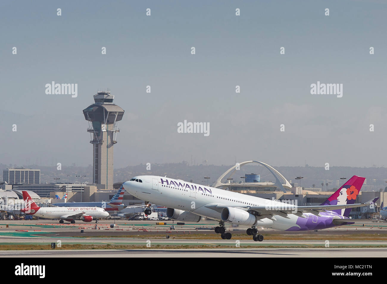 Hawaiian Airlines Airbus A330 jet del passeggero il decollo dall'Aeroporto Internazionale di Los Angeles LAX. In California, Stati Uniti d'America. Foto Stock