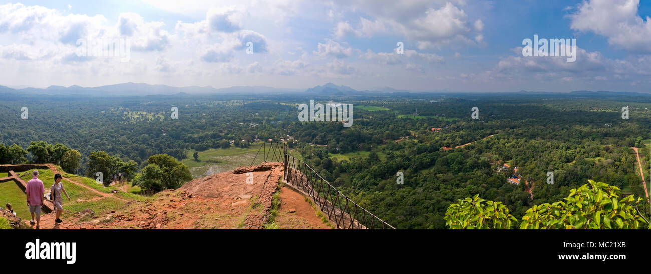 Orizzontale vista panoramica dalla cima di Sigiriya o Lions Rock in Sri Lanka. Foto Stock