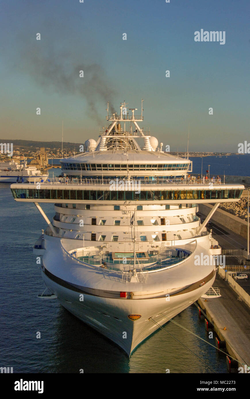 Il Grand Princess ormeggiate nel porto di Civitavecchia, Italia Foto Stock