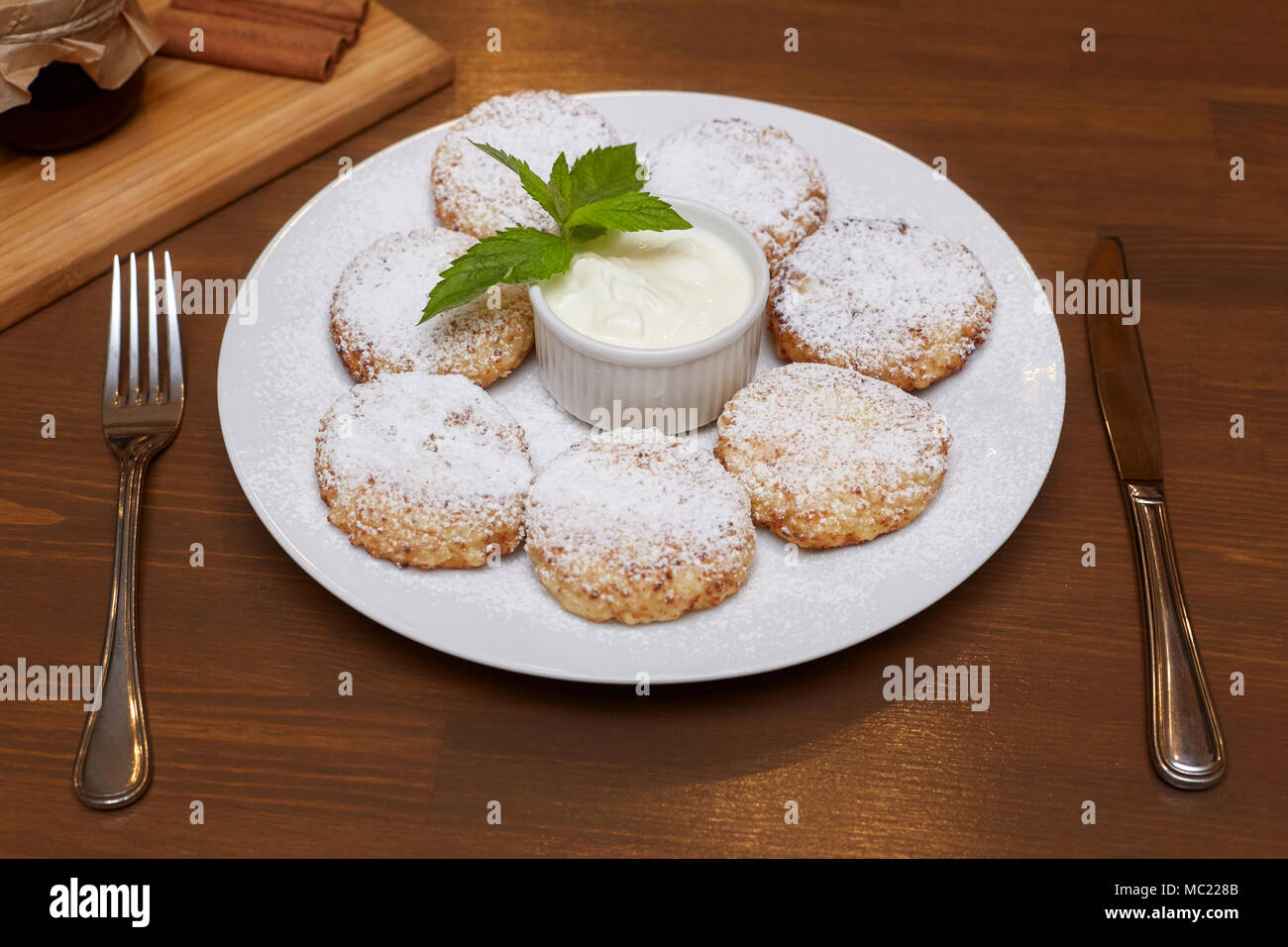 Cottage cagliata del formaggio frittelle o frittelle alla menta. Tradizionale Russo e cucina ucraino Foto Stock